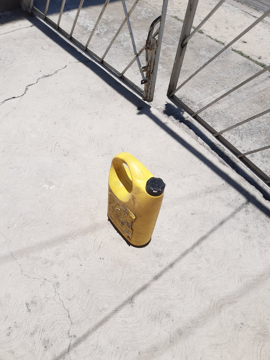 RicoSuavecin's tweet photo. Justo ahorita el sol está a 90° eso hace que los objetos en vertical no produzcan sombras. https://t.co/eDs5p5cAxJ