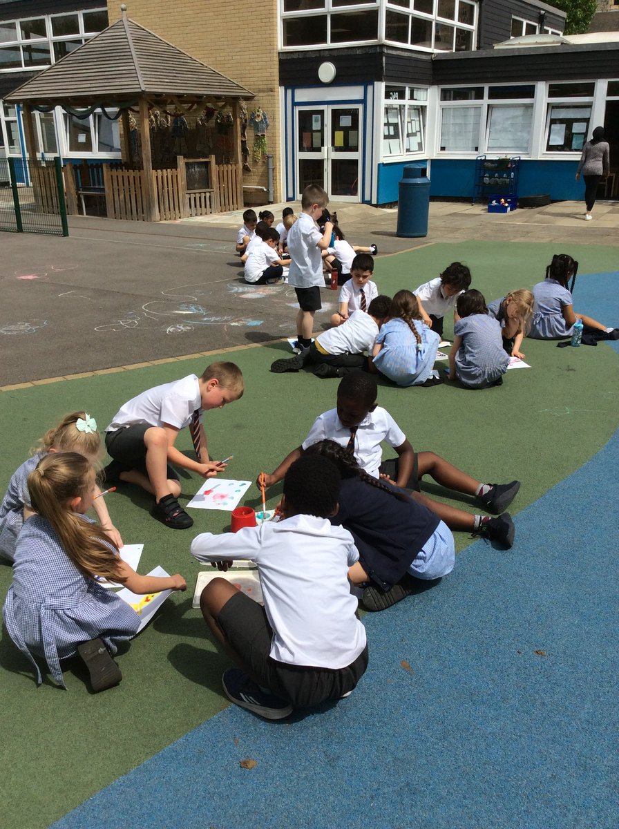 e1_stgeorges's tweet photo. We loved painting pictures of what we thought Jesus would have looked like after he rose from the dead. We talked about the fact that the paintings should be bright and colourful because it was a joyful moment! #restannesgae1 @StAnnesgaCPS https://t.co/qfpImsDxM3