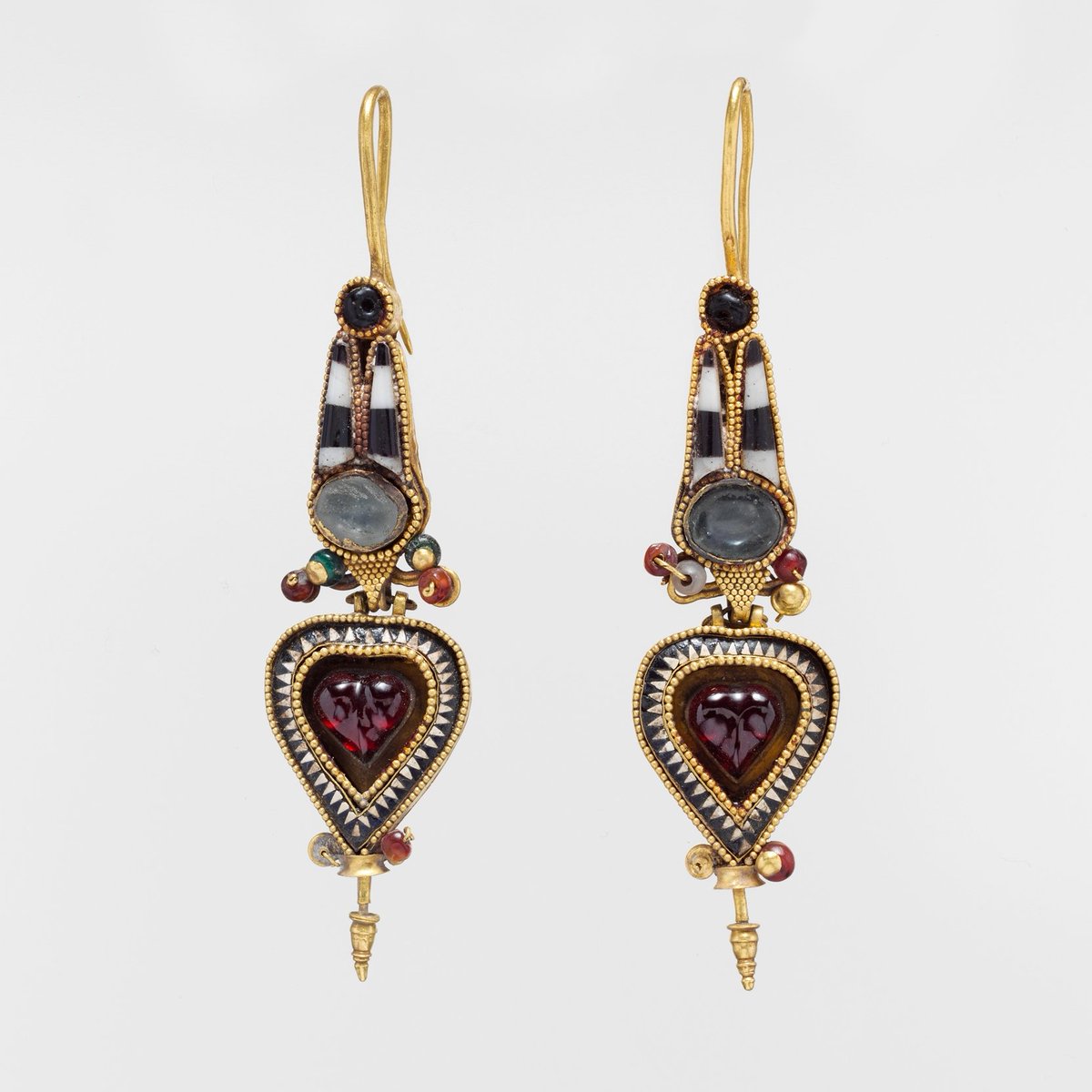 Symmach_'s tweet photo. A stunning and modern-looking pair of 2,300 year old earrings from Ptolemaic Egypt.

Made of gold, coloured stones and glass, the top half represents the crown of Egypt which is set above an ornately detailed heart.

🏛️@metmuseum

#Classics #Egypt #Art #Archaeology #Jewelry https://t.co/8KJZu55eCV