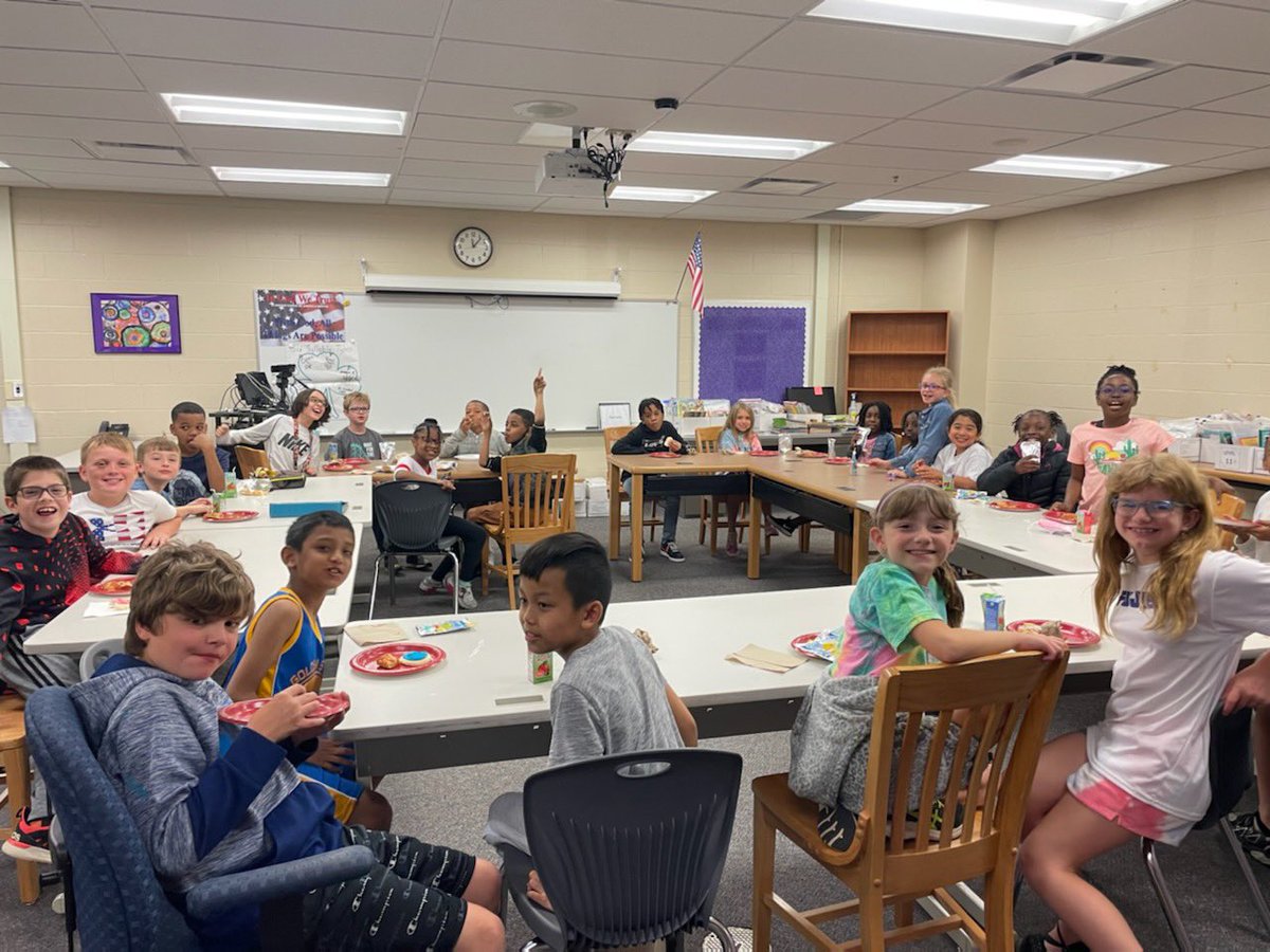 Congratulations to these 3rd grade students who have passed 100 reading and 100 math iReady lessons! They earned a pizza party 🍕 yesterday for their awesome accomplishment! #PLSDProud <a href="/iReady/">i-Ready</a>