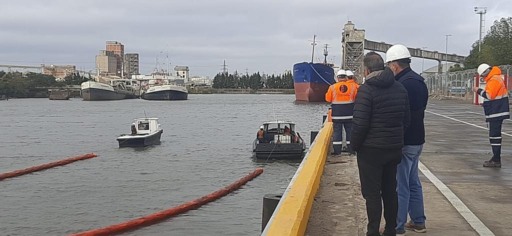 PuertoDockSud's tweet photo. Dentro del marco del PLANACON, se convalidó nuestro plan anual con el auditor designado de la @PrefecturaNaval
En ese sentido se realizó la revisión documental correspondiente y se llevó a cabo el simulacro de derrame y contención, siendo ambos aprobados.

#Transformandoelpuerto https://t.co/hRAX7rb9AX