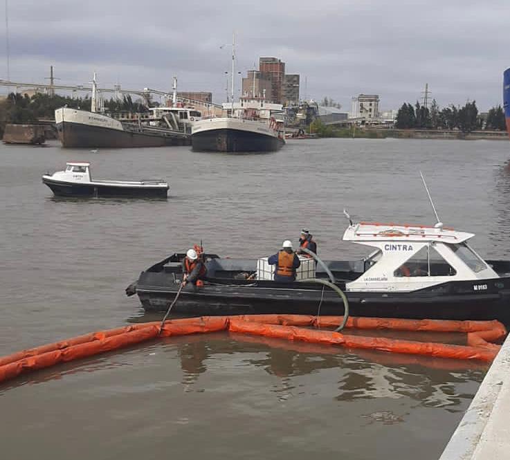 PuertoDockSud's tweet photo. Dentro del marco del PLANACON, se convalidó nuestro plan anual con el auditor designado de la @PrefecturaNaval
En ese sentido se realizó la revisión documental correspondiente y se llevó a cabo el simulacro de derrame y contención, siendo ambos aprobados.

#Transformandoelpuerto https://t.co/hRAX7rb9AX