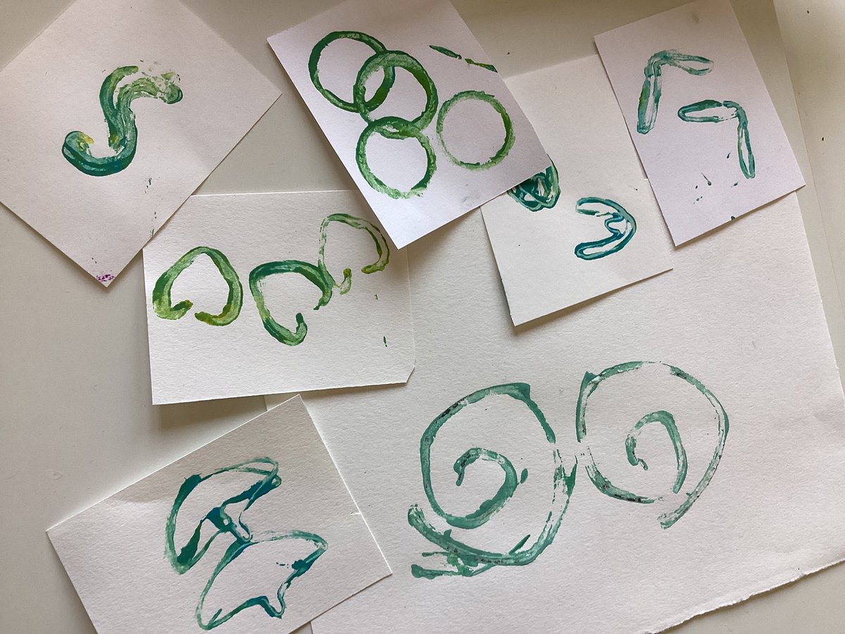 artencurs's tweet photo. @TinkeringStudio @ryokomatsumoto we are surprised to see the different patterns that the tube leaves on the paper.
It should be a circle but it isn't anymore.#Artoftinkering https://t.co/HGCrMflSFI