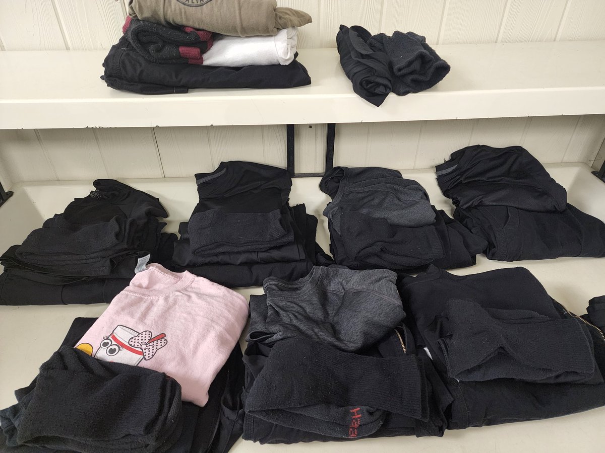 TheVinnie80's tweet photo. When you cook and can wear only black, or the shirts they give you. Clothes for day's off on top shelf. #IFeelLikeINeverChangeMyClothes https://t.co/gTrkoOtgwn