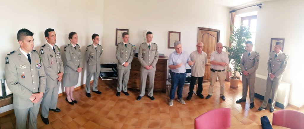 Arnaud_jm's tweet photo. Gratitude à nos militaires du #4RC de #Gap.
Pour renforcer nos liens, nous avons aujourd'hui signé une charte de jumelage entre le Régiment et notre ville.
#JMArnaud #Sénateurdeterrain 
#Tallard @Armees_Gouv https://t.co/Li0A1VT8nl