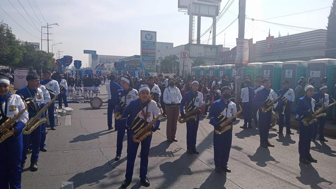 AzulesBand's tweet photo. Les compartimos algunas fotos del desfile del 5 de mayo en la ciudad de Puebla, gracias a los instructores Gemma Sánchez, David Martínez, Alejandro Quijano y Nicho Alonso así como a los padres de familia por todo su apoyo sin duda alguna el mejor 5 de mayo.
#SomosCentroEscolar https://t.co/tPBBtFJOnY