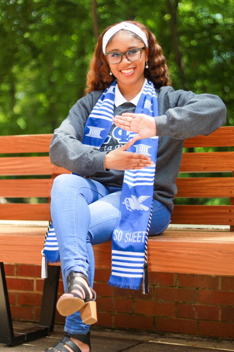 BryanteCraig's tweet photo. And the countdown begins…B.S. in Marketing currently loading 🎓🤍 

*stay tuned for more pics and an official graduation post 😌* https://t.co/FqpLAlodpG