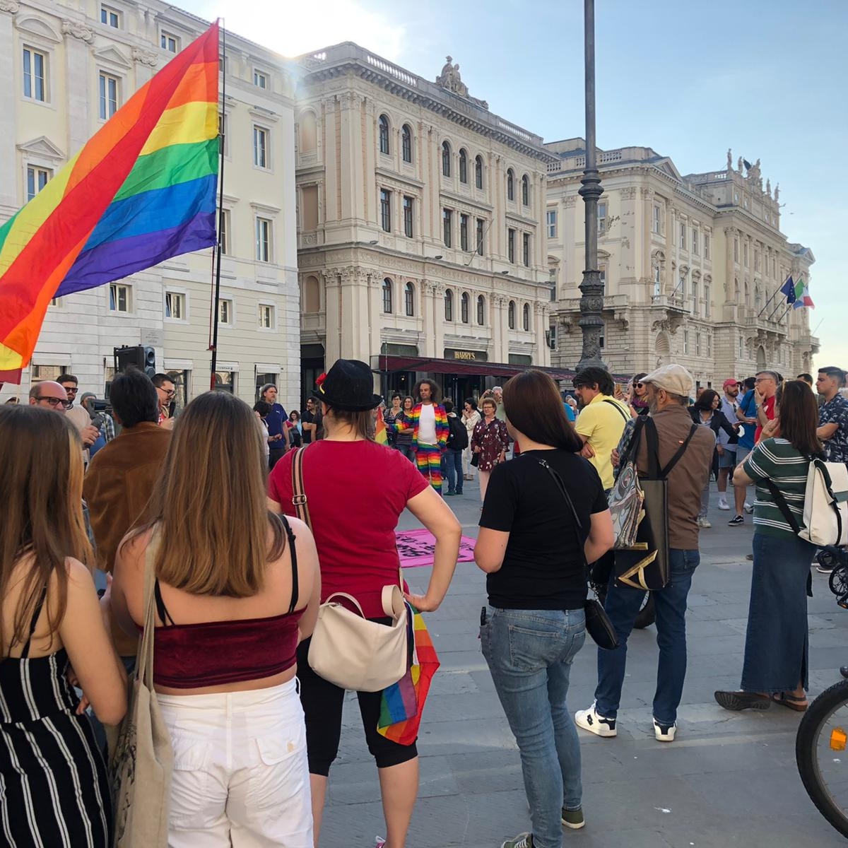 OpenFvg's tweet photo. Questa pomeriggio abbiamo voluto essere presenti come nuovo direttivo di Open FVG alla manifestazione in Piazza Unità a Trieste organizzata dalle Associazioni LGBTQIA+ in occasione della Giornata internazionale contro l'omofobia, la bifobia e la transfobia. https://t.co/8CdrXg4nec