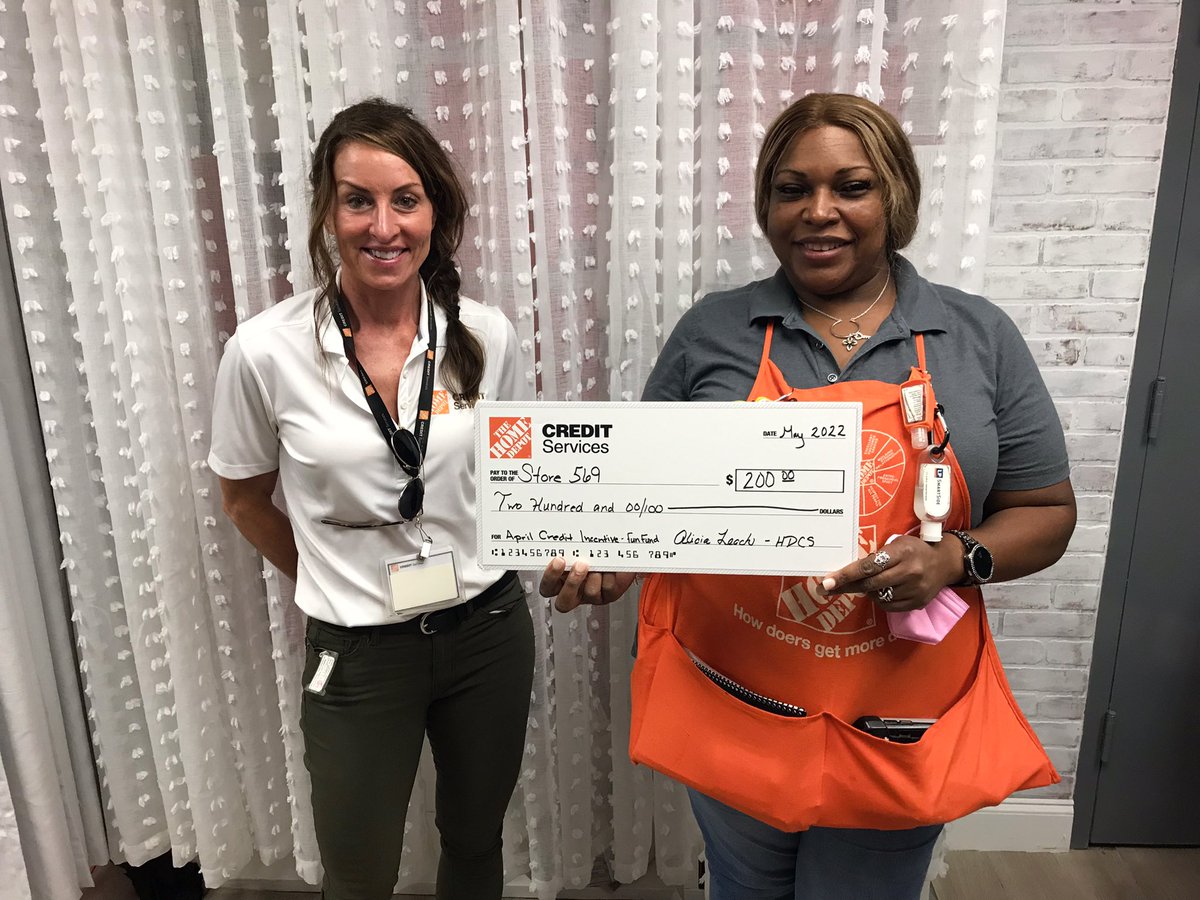 JennyBarnardFES's tweet photo. Alicia w/ HDCS stopped by to give us $200 for April CC. Way to team #hd0569 👍🏼@MichaelFloresHD @JarrodFarmer4 @DIana_0569 @_mayra_valencia @AliciaLeachHDCS https://t.co/Te2Av4aN8z