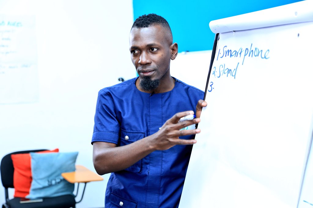 IMChallengeug's tweet photo. Our Head of Training @KisemboAntonio facilitates the @UgandaRedCross #MobileStorytellingLab workshop at the @mcimediahub. https://t.co/3iljJqwwxi