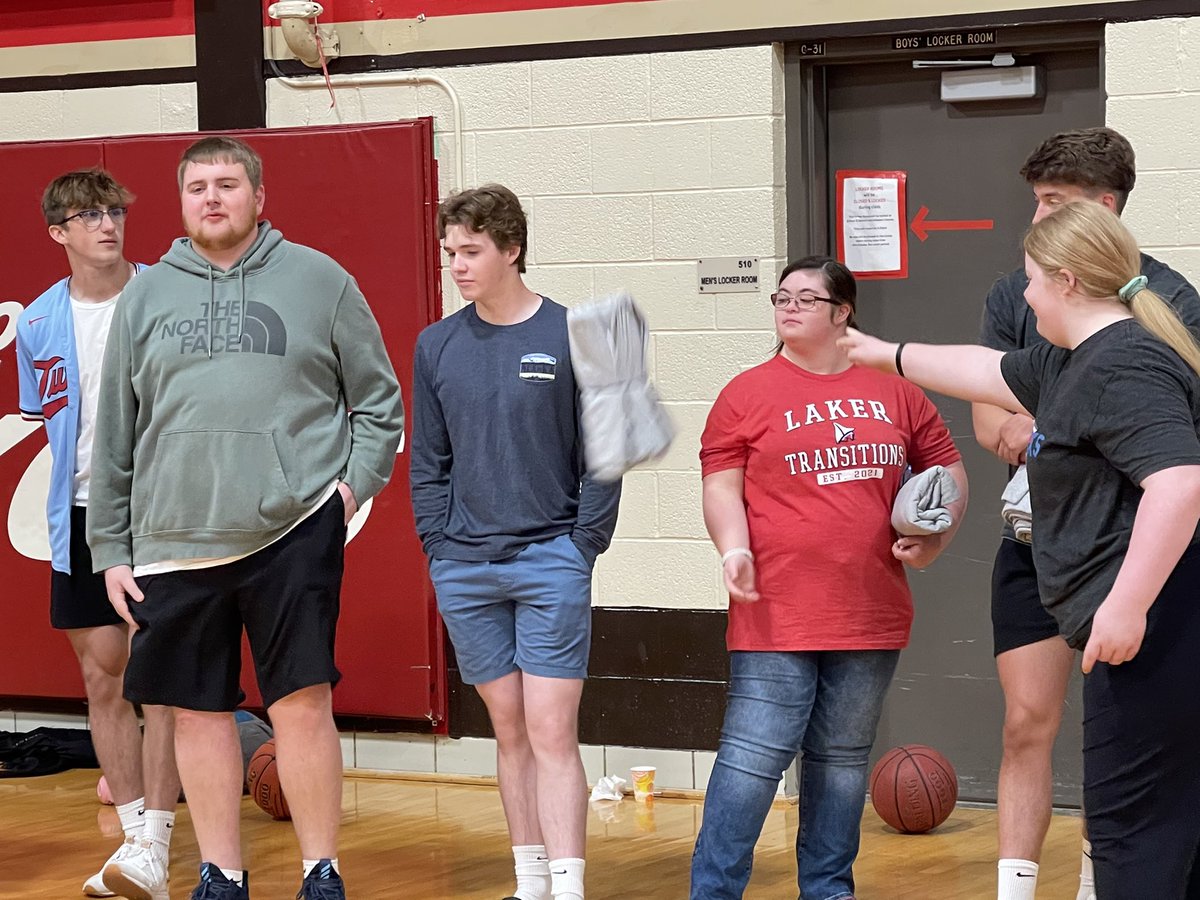 DlhsUnified's tweet photo. Celebrating our seniors this morning with a special gift from @SOMinnesota. Thank you for your inclusive leadership, you futures are bright!! @DetLakesHigh #Classof2022 #championsinlife https://t.co/2utPNfjy81