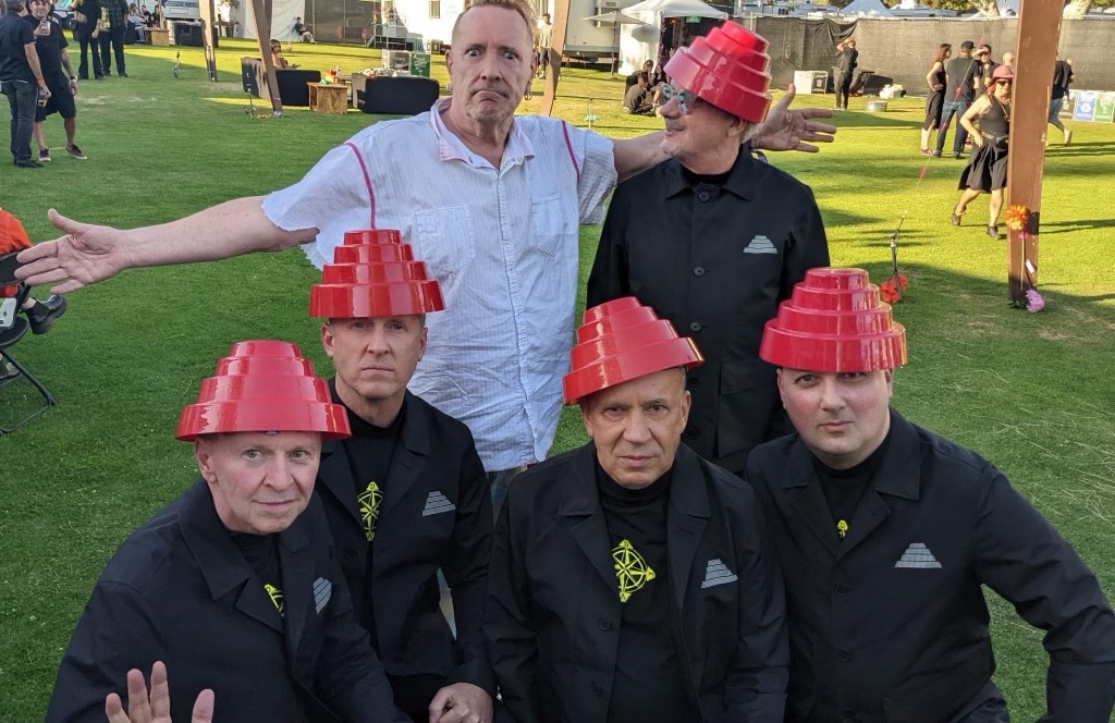 LynchBigData's tweet image. Fun hanging out with @lydonofficial and @devo. - Thanks for your inspiration as I prep to perform at Tech Tackles Cancer 2022 benefiting @_onemission and @StBaldricks  secure.givelively.org/donate/hack-re…