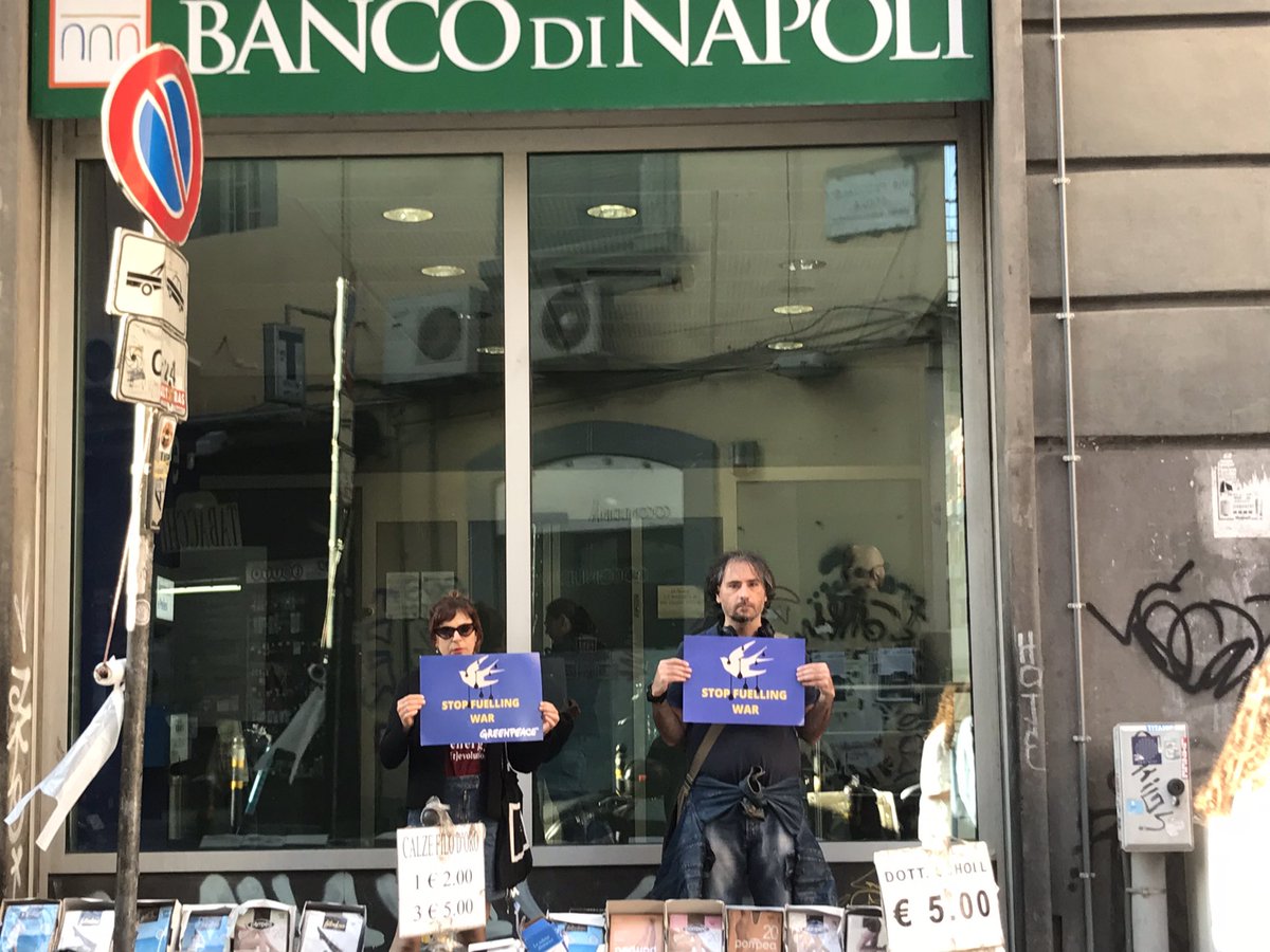 GLNapoli's tweet photo. @intesasanpaolo e @UniCredit_IT i vostri finanziamenti alle compagnie russe del petrolio e del gas alimentano la guerra di Putin, oltre a devastare il Pianeta. È ora d’investire nella pace e nella transizione energetica! #EndFossilsAndWars #StopFuellingWar #MoneyForChange #NoWar https://t.co/WybCO8vcD0