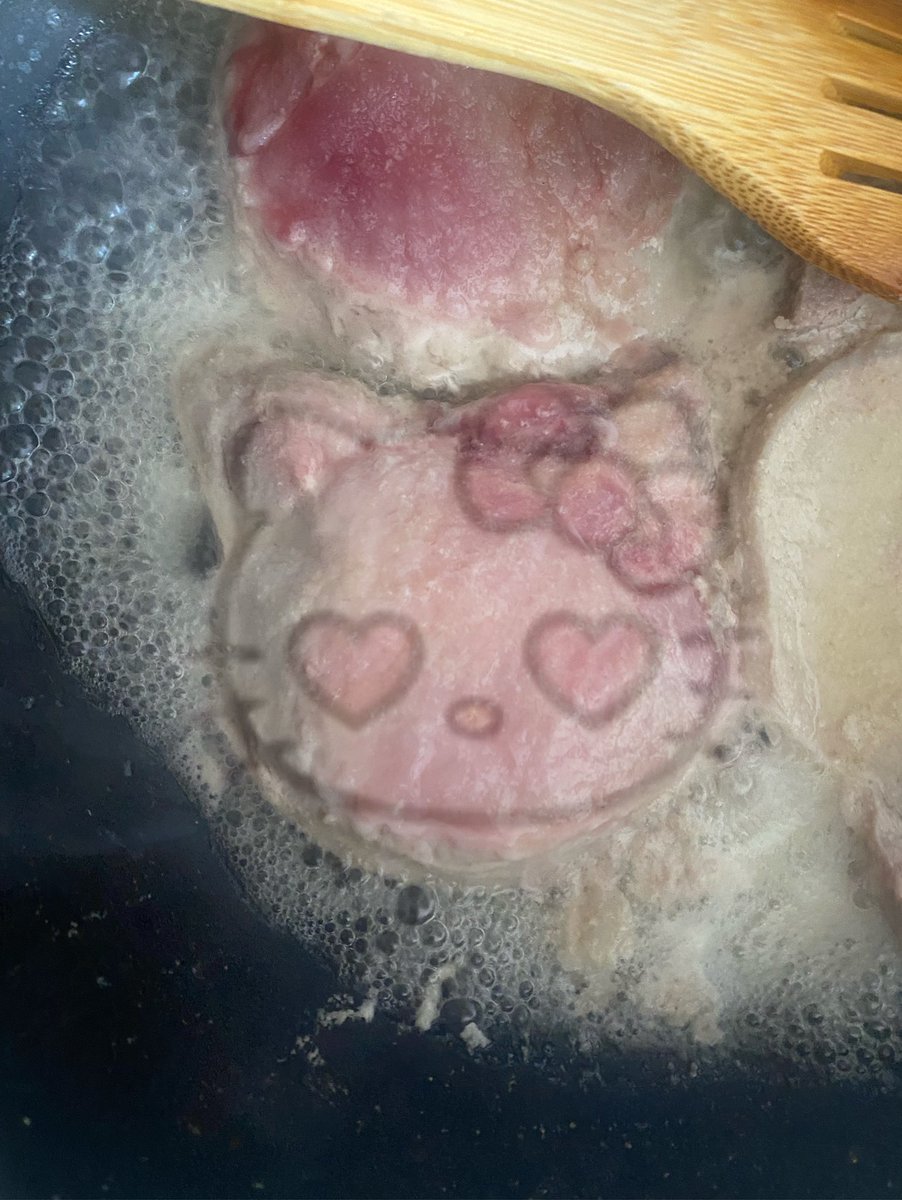 opBunnyko's tweet photo. Ok but my pork chop looked like a hello kitty so I had to π #hellokitty #hellokittyfood https://t.co/mQSqKn1VXw