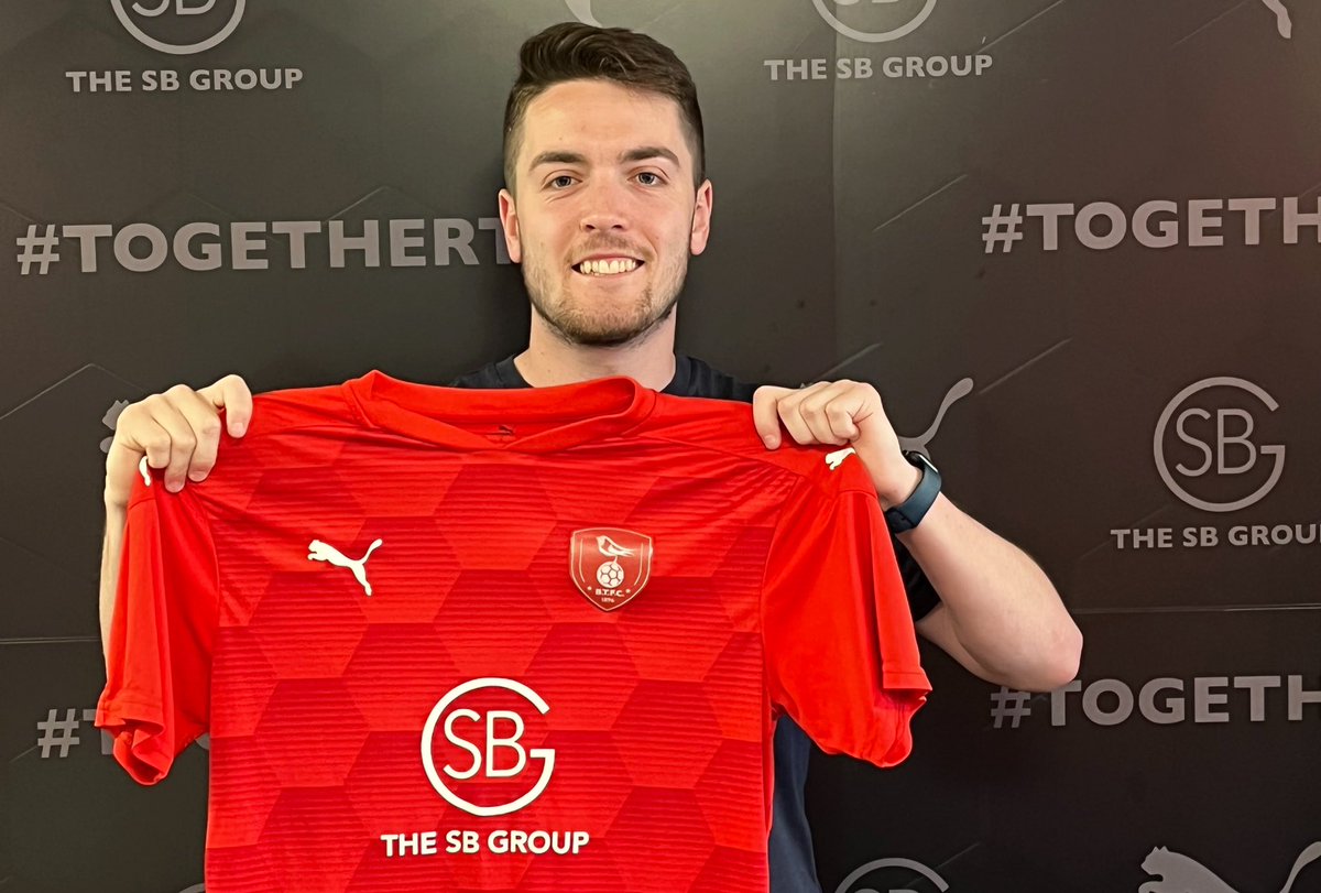 BracknellTownFC's tweet photo. ✍️ Sanders Signs…

We’re delighted to announce the signing of @1510Dazza 

The Gaffer said “What a big signing for this football club! Darryl is an unbelievably talented player, who has an eye for goal and can dictate games. He’s a special lad who is joining a special group” https://t.co/fWQEmT2nd4