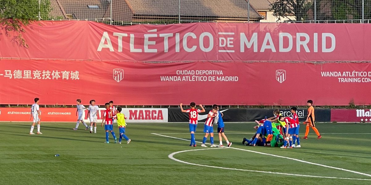 Futre's tweet photo. Mi hijo acaba de ganar la liga al Real Madrid en la última jornada ❤️ 

Muy orgulloso de Fabio por su 2º campeonato seguido, su cuerpo técnico y todos sus cracks del Alevin A 👏Enhorabuena campeones!!!

Un Futre siendo la pesadilla merengue…hay cosas que no cambian, amigos! https://t.co/aZBUn90W7J