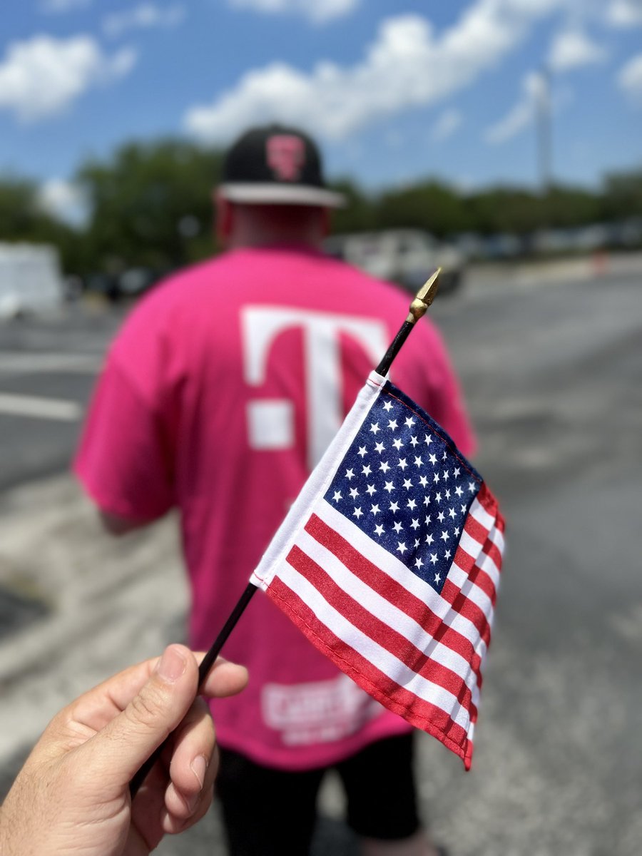 carlossolis's tweet photo. Honoring those that served @CarryTheLoad Rally Event in #Jacksonville,FL. Awesome support from our @TMobile employees. #DEINorthFloridaChapter @tmobilecareers @ARod_013 @TonyCBerger @AnnieG_FL @cjgreentx @TracyNolan_ @thayesnet @JonFreier https://t.co/tkjOEK79Y3