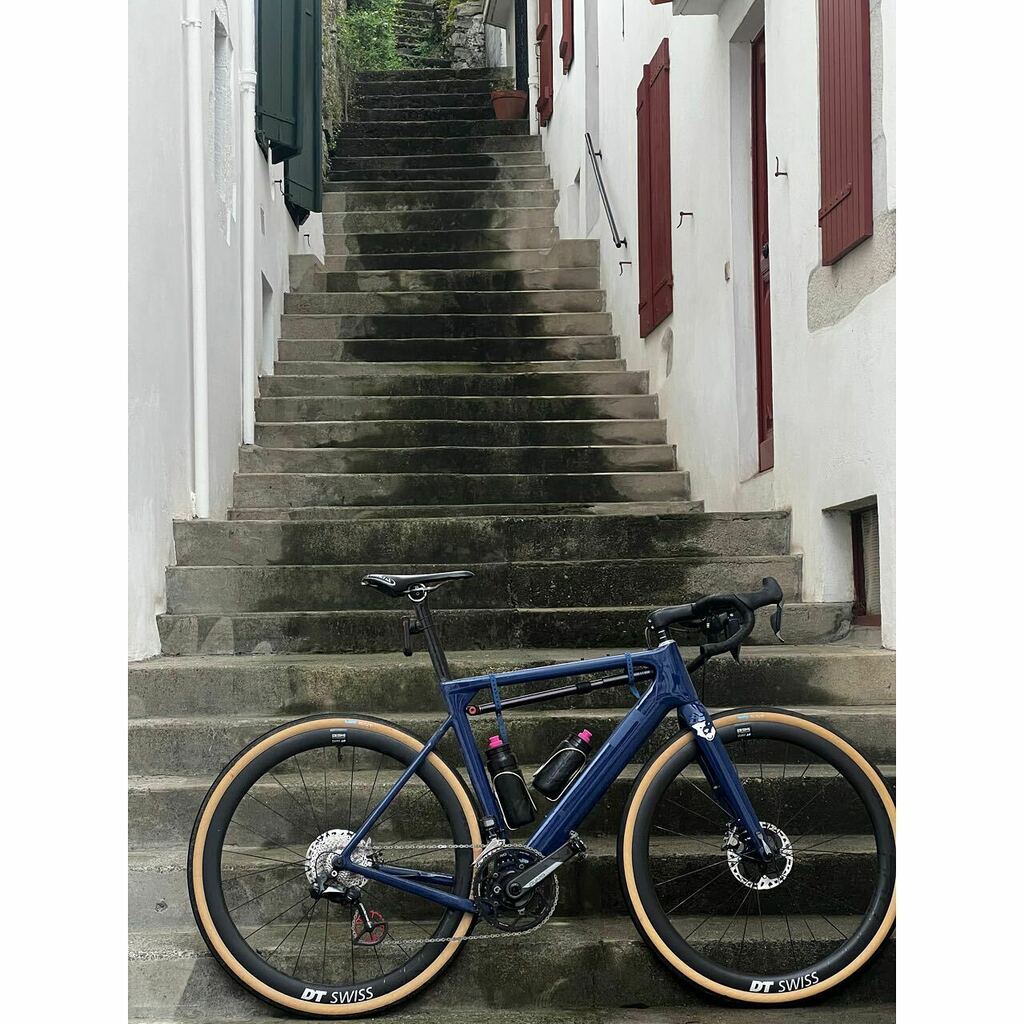 3asyG33's tweet photo. If your wheels ain’t flying 
•
•
•

#catznshit #crozatiercitygang #outsideisfree #dehorscestgratuit #lifebehindbars #goneriding #lavitesse #gbf #cross #cx #pcrsupercross #3Texploro #grx #xtr #ceramicspeed #quarq #supacaz #selleitaliaslr #enve #iridee… https://t.co/FpxqkQEdRo https://t.co/o7JDb8Xvz4