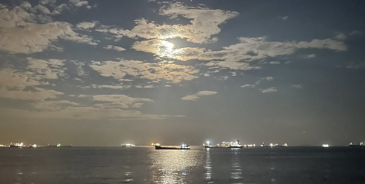 Bazı gecelerin güzelliğini manzara tamamlar.