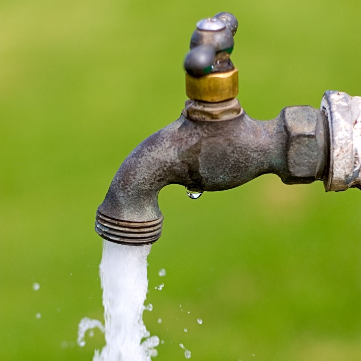 Test your outdoor faucets this spring. Cover the opening with your finger. If the water flow stops, it’s time for an inspection! 💧 #HomeMaintenance