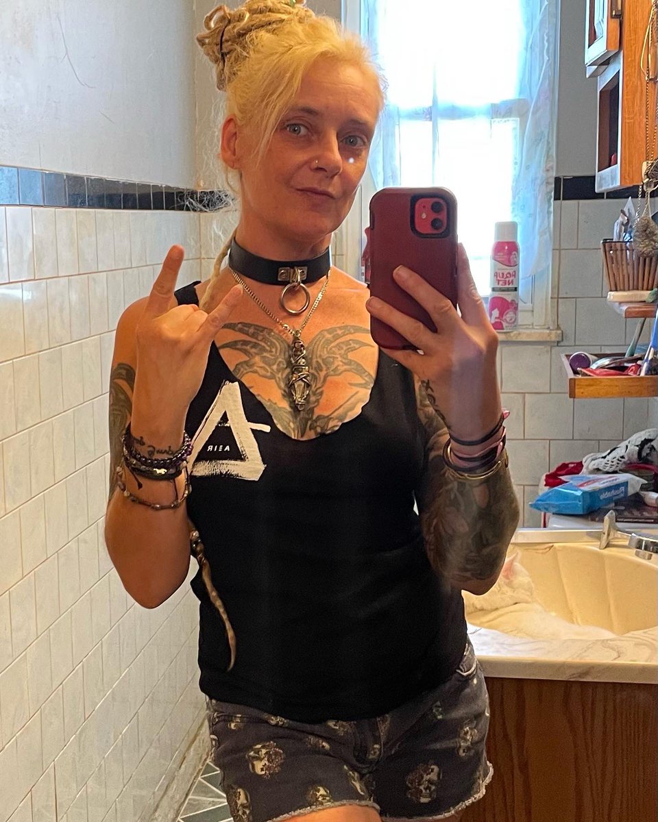 Donkeymidget666's tweet photo. Got my new @AEIR_official shirt in time for @RockvilleFest …ofc I had to Koleneize it 😝 #supportyourlocalmusicians #welcometorockville #Aeir #smokeemifyougotem #dreadedbeautyftw🤘🖤🤘 https://t.co/HH9KA278ze
