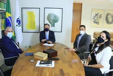 arykara's tweet photo. A Ana Paula Trento do Danilo Trento da Precisa Medicamentos em reuniao com os senadores Alvaro Dias,  Senador Styvenson Valentim e Eduardo Girao do Podemos . 

O @SF_Moro saltou  na hora certa do Bonde do Alicate, porem o @DeltanMD mesmo assim continuou

#InvernoSemCorrupção https://t.co/iAA362zMty