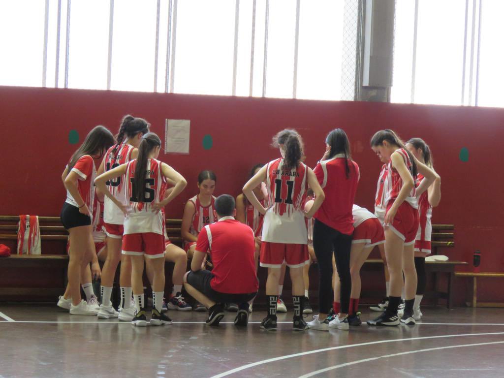 CB_ARABA's tweet photo. Campeonas de Álava!! 🥇🤩 Las jugadoras del cadete #AZParticipación lo han dado todo esta mañana contra Araberri consiguiendo así la victoria y el primer puesto 🙌🏻 Zorionak, neskak!! El club está orgulloso de vosotras ☺️ A celebrarlo por todo lo alto y a seguir a tope!! 💪🏻🔥 https://t.co/Ev4GzcU7Xf