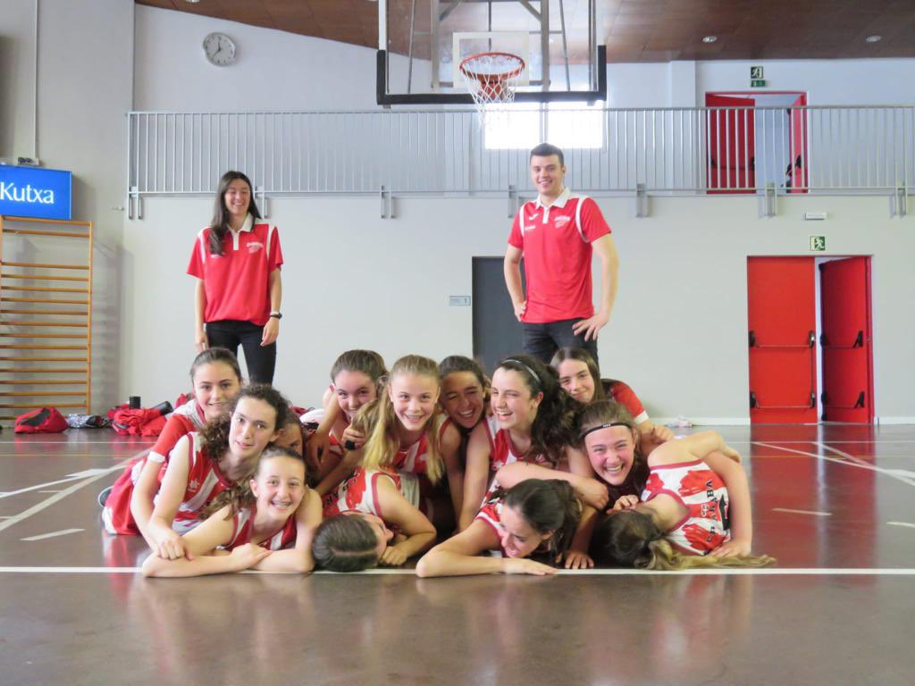 CB_ARABA's tweet photo. Campeonas de Álava!! 🥇🤩 Las jugadoras del cadete #AZParticipación lo han dado todo esta mañana contra Araberri consiguiendo así la victoria y el primer puesto 🙌🏻 Zorionak, neskak!! El club está orgulloso de vosotras ☺️ A celebrarlo por todo lo alto y a seguir a tope!! 💪🏻🔥 https://t.co/Ev4GzcU7Xf