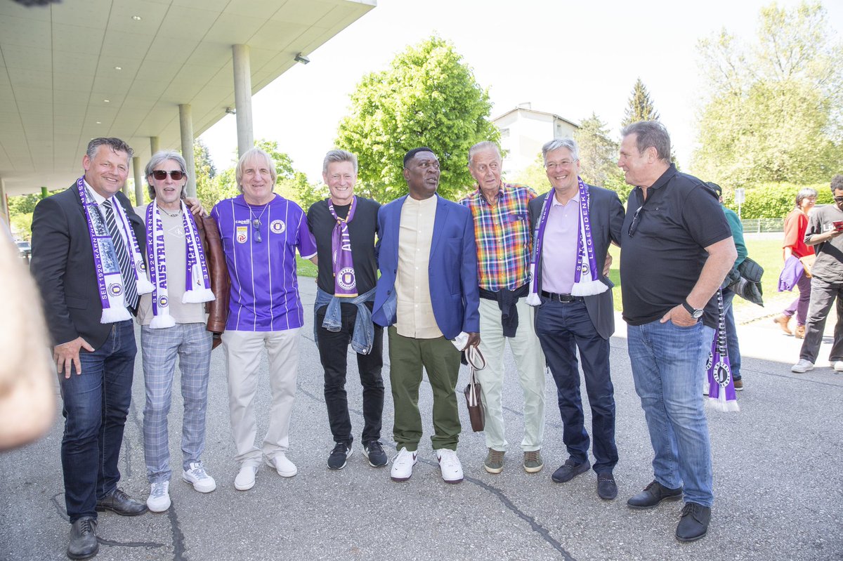 PeterKaiserSP's tweet photo. Legendentreffen im Klagenfurter #Wörtherseestadion! Erinnerungen an meine Kindheit - mit den großartigen Fußballern Franz #Hasil, Kassim #Ramadhani, Ivica #Senzen, #Hrstic wie auch Günther #Golautschnig u Walter #Ludescher wurden wach! https://t.co/Ff13iUTWNM @austria_sk #Kärnten https://t.co/65IgWCwbsk