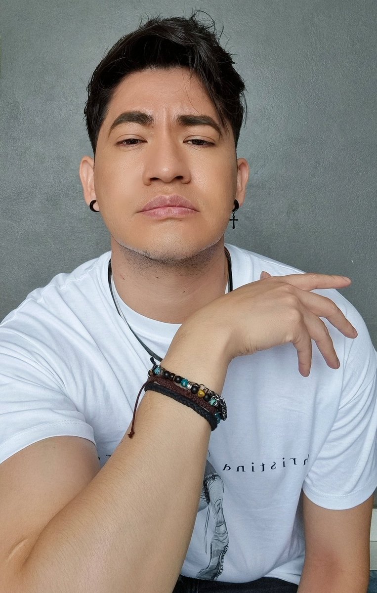 EdvarChazaro's tweet photo. Realmente me encanta esta playera 😅 y cuando algo me encanta me tomo mil fotos 🤣😍🥰 @xtina
@XtinaMexico @Bershka

#Xtina #ChristinaAguilera #Bershka 
#BershkaStyle #Stripped https://t.co/HEqHMgyfX9