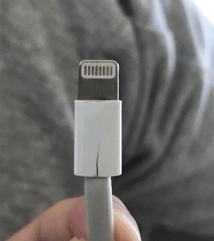 cette petite fissure se produit sur chaque chargeur Apple