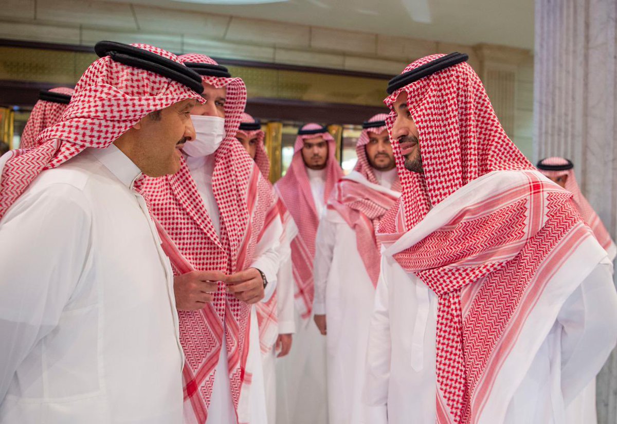 SaudiNews50's tweet photo. عاجل:

خادم الحرمين الشريفين خلال مغادرته اليوم الأحد مستشفى الملك فيصل التخصصي بجدة بعد إجراء الفحوصات الطبية واستكمال الخطة العلاجية وفترة النقاهة بنجاح.

- https://t.co/uawVExzyHq