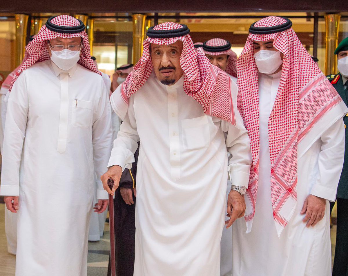 SaudiNews50's tweet photo. عاجل:

خادم الحرمين الشريفين خلال مغادرته اليوم الأحد مستشفى الملك فيصل التخصصي بجدة بعد إجراء الفحوصات الطبية واستكمال الخطة العلاجية وفترة النقاهة بنجاح.

- https://t.co/uawVExzyHq