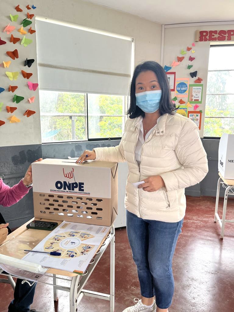 KeikoFujimori's tweet photo. Hoy acudí a votar en el proceso de elecciones internas. Agradezco a todos los amigos militantes que están como miembros de mesa y a quienes acuden a votar en los diferentes centros de votación. Tenemos todavía un largo camino para seguir fortaleciendo a los partidos políticos! 🇵🇪 https://t.co/dxuEy32Cy5