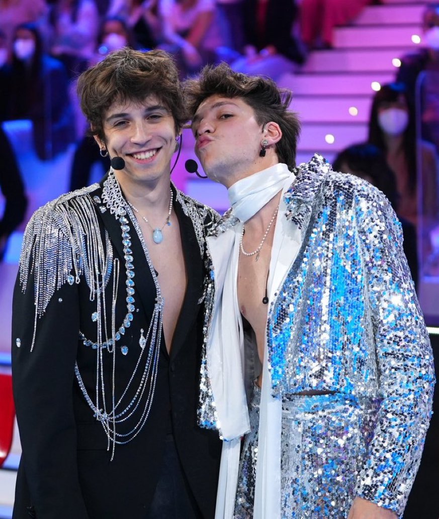 _Mjolvnir_'s tweet photo. sto piangendo pure l'acqua del battesimo #amici21 https://t.co/o67tpnNkng