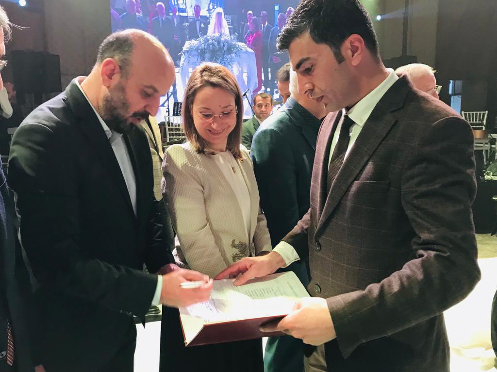 Gaziantep Tüm Emlakçılar Meslek Odası Başkanı Mehmet Aytaç’ın kızı Merve ve Yusuf’un en mutlu günlerine şahit olduk. İki cihan saadeti diler, Aytaç ve Kılınç ailelerini tebrik ederim. Rabbim mutluluklarını daim eylesin.