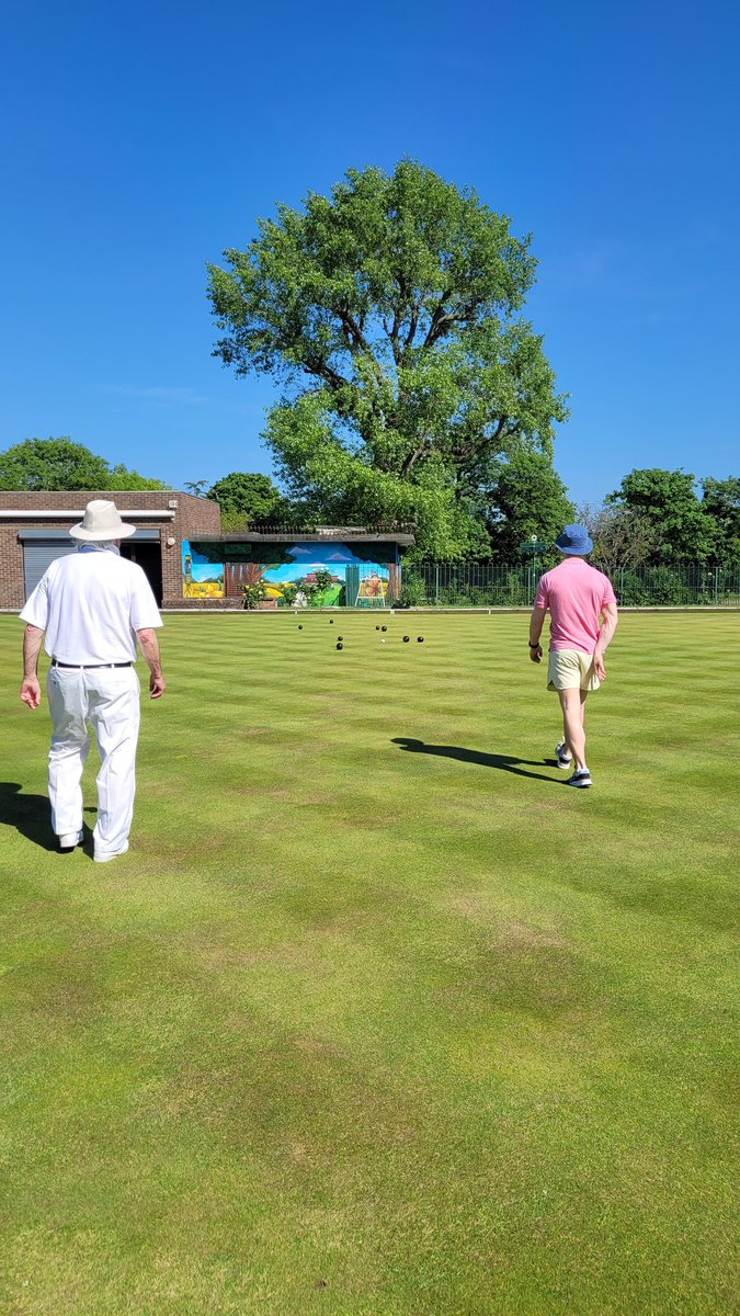 MorganVine_'s tweet photo. Had the most brilliant bowls lesson and afternoon tea yesterday at @WestBeckBowls. Bowls is a lot trickier than I realised... but I remain an expert at eating scones and cake #beckenham #bowls #penge #sunshine #scone #scones #jamfirst https://t.co/Z2T7Zol7IY