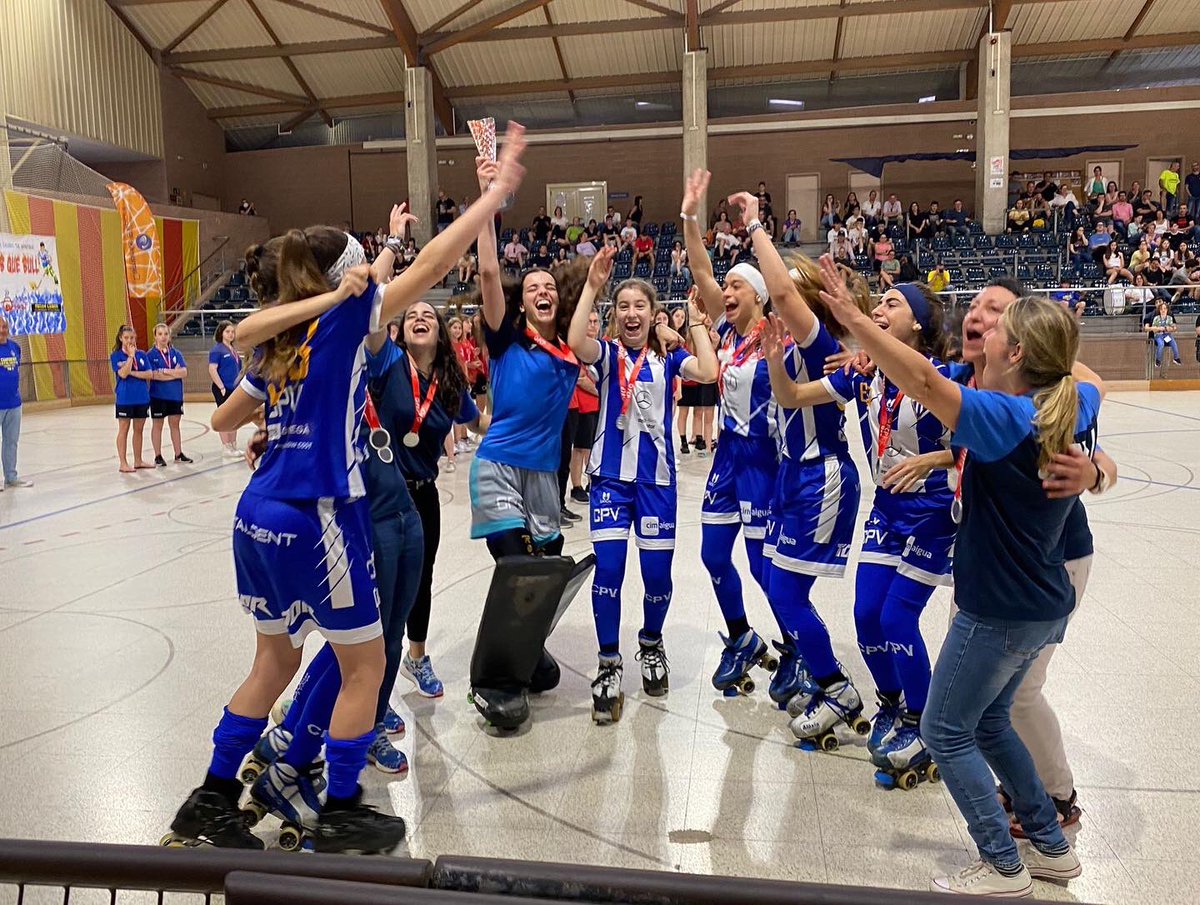 cpvoltrega's tweet photo. 🏆SUBCAMPIONES DE CATALUNYA FEM17!

⚪️🔵Les nostres jugadores s’han proclamat subcampiones de Catalunya als Campionats de Cambrils.

🏑Enhorabona pel gran torneig i la gran temporada que feu fet, sou el nostre orgull!

#ForçaMàgic #Campionats #Fem17 https://t.co/ObmpdCjzEf