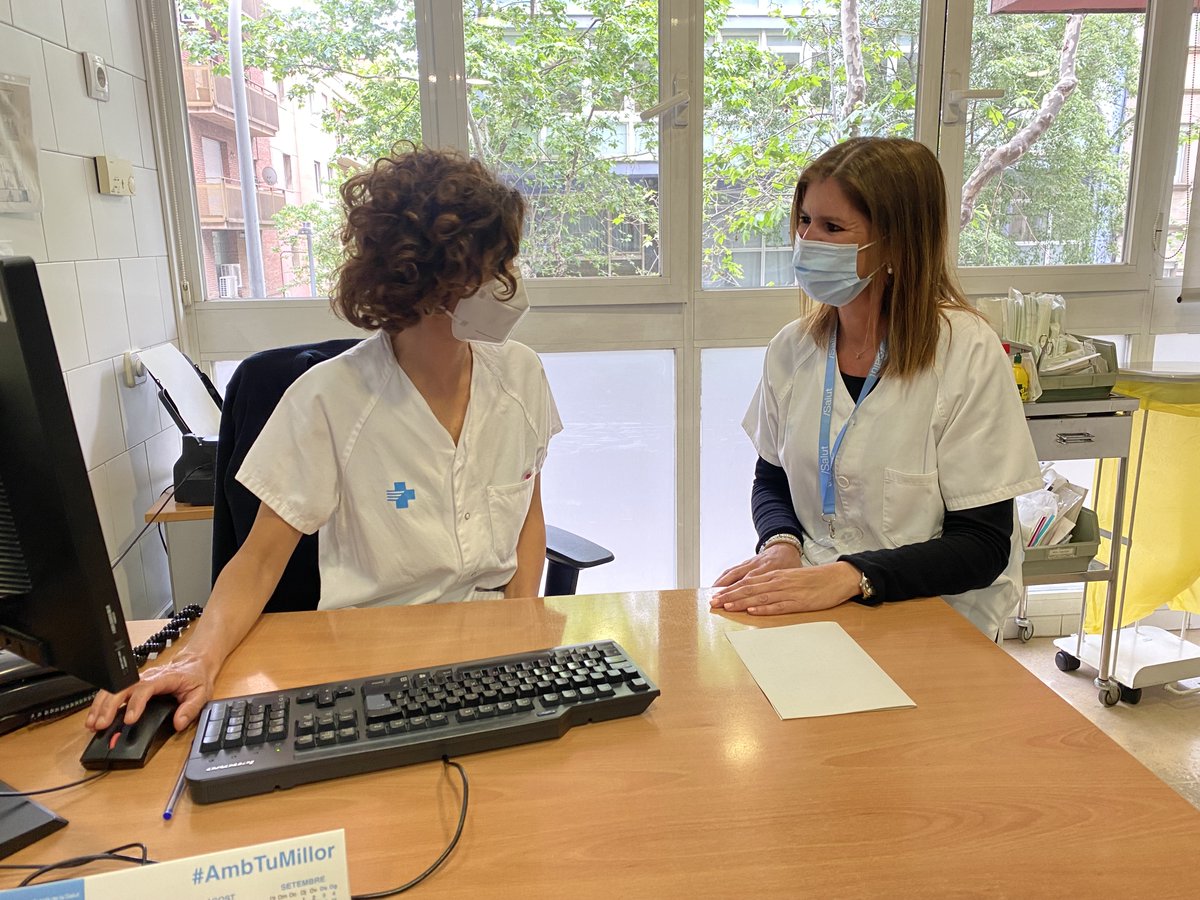 icscat's tweet photo. Per @martaserda la infermeria es pot definir amb tres paraules bàsiques: ajudar, cuidar i acompanyar. Al seu costat, Laura Sala valora poder compartir amb els pacients, cuidar-los i ajudar-los. 👉🏼 https://t.co/iaLsEIPUC2 @hgermanstrias @apicsbcn #ARES15anys #ICSARES #ARESPrimària https://t.co/HiWDR7ah5Y