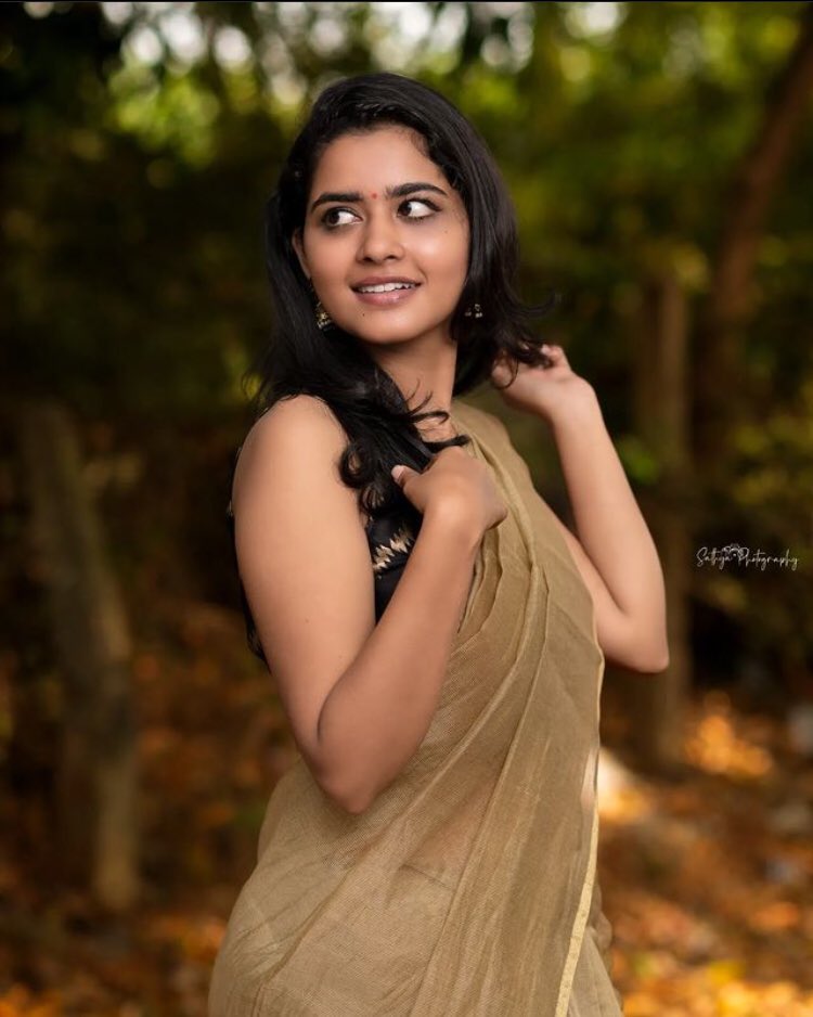 troll_ajith123's tweet photo. 📸📸📸📸
#Naakout #deepabalu #Actress https://t.co/9nws8O6ckM