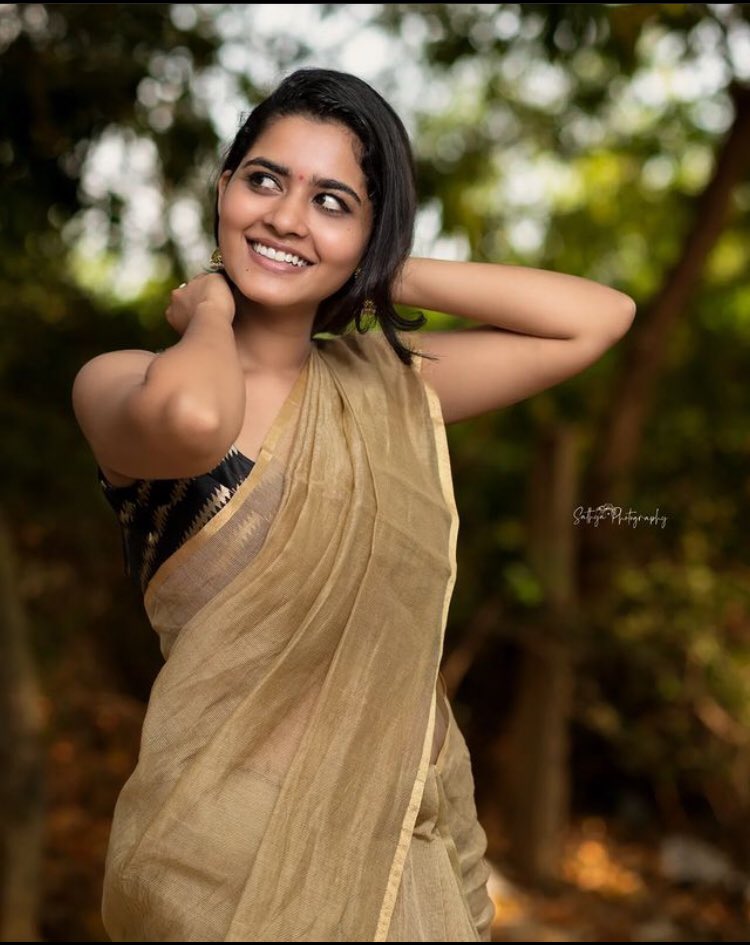 troll_ajith123's tweet photo. 📸📸📸📸
#Naakout #deepabalu #Actress https://t.co/9nws8O6ckM