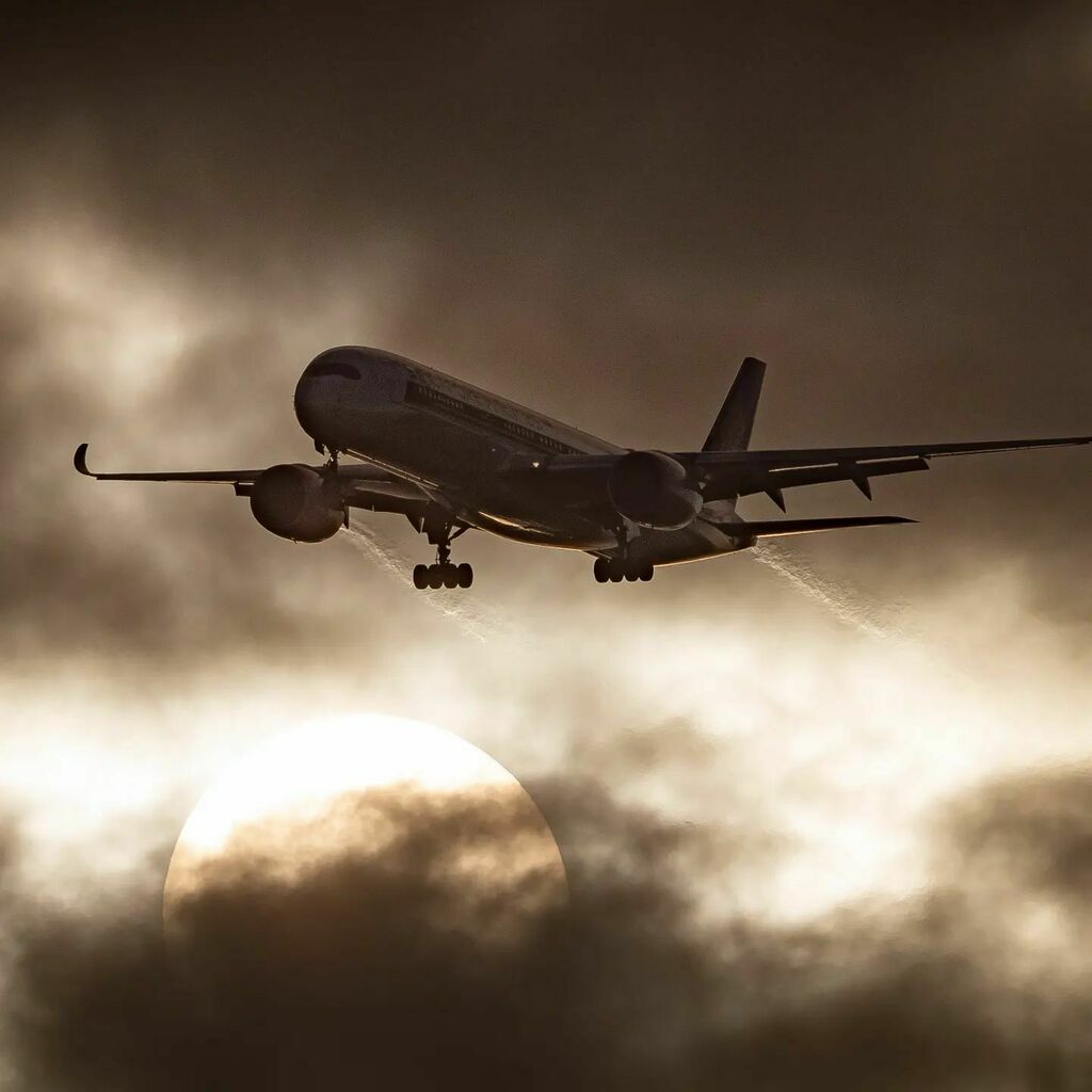Flightintercept's tweet photo. Singapore Airlines A350 flying in early morning sunrise.
.
.
.
#aviationismylife #excellentaviation #aviationgoals #aviationtopia #aviationspotters #aviationnerd #aviationenthusiast #megaaviation #aviationpictures #aviations #infiniteflight #flightlogarr… https://t.co/8GdHkAouxt https://t.co/xORHsGf3Yj