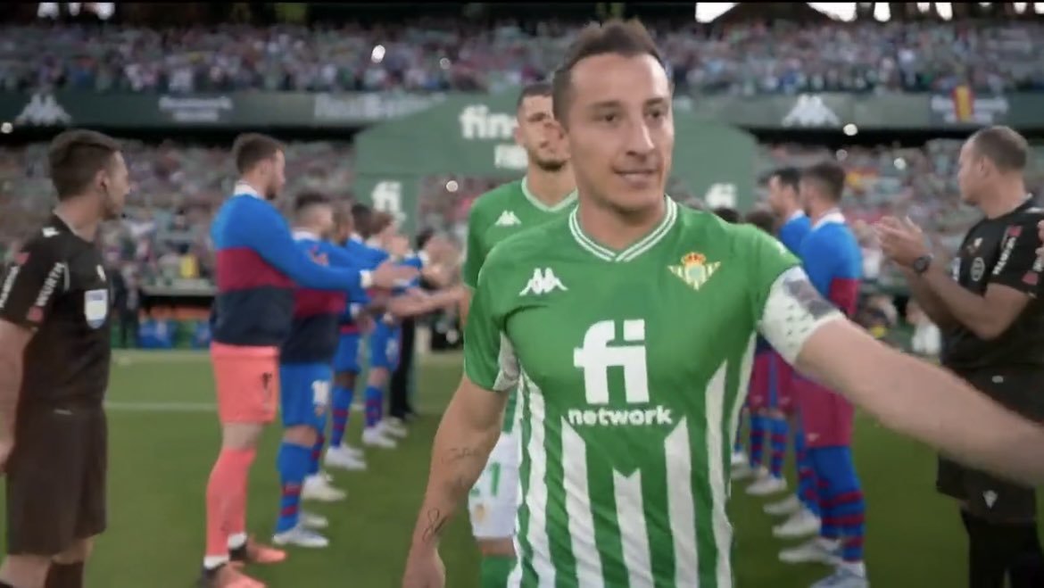 AdriRM33's tweet photo. - Mateu Lahoz haciendo el pasillo al Real Betis no pasa nada.
- Mateu Lahoz haciendo el pasillo al Real Madrid se forma un escándalo.

La doble vara de medir. https://t.co/gyDsHFViAD