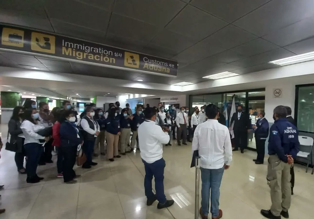 MinexGt's tweet photo. #CancillerGT @MarioBucaroGT impartió el primer curso de “Atención Protocolar en Aeropuerto” con colaboración de @MigracionGuate, @SATGT y @guatemala_dgac, a fin de profesionalizar formación del personal del @MinexGt y dar a conocer el trabajo de la Oficina de Protocolo en #AILA. https://t.co/e8Fuau79Ju