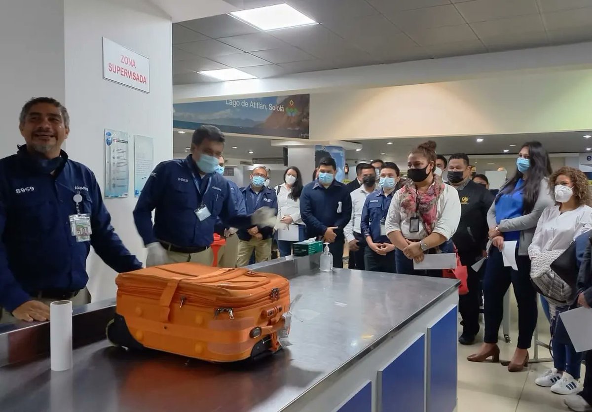 MinexGt's tweet photo. #CancillerGT @MarioBucaroGT impartió el primer curso de “Atención Protocolar en Aeropuerto” con colaboración de @MigracionGuate, @SATGT y @guatemala_dgac, a fin de profesionalizar formación del personal del @MinexGt y dar a conocer el trabajo de la Oficina de Protocolo en #AILA. https://t.co/e8Fuau79Ju