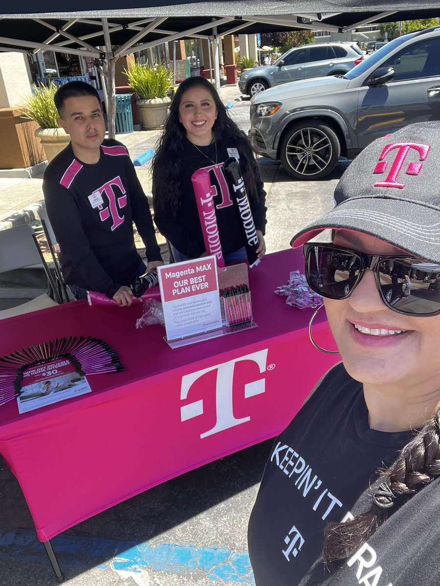 irmaaceves3's tweet photo. Out here with the Gilroy team for the Salsa and classic car show event, having loads of fun #tmobile @OrlandoSMRA @cishanie @JT_smrYAY @RangelD2040 https://t.co/nBjADnZEVw