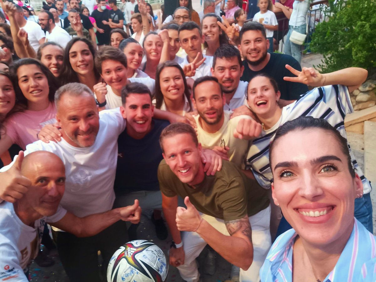 Meryposas12's tweet photo. ¿Os he dicho ya que en Alhama de Murcia hay un equipo de PRIMERA DIVISIÓN de fútbol?

El mejor equipo @AlhamaElPozo 💙

#Azulonas #AlhamaDeMurcia https://t.co/q9CtDmMA7B