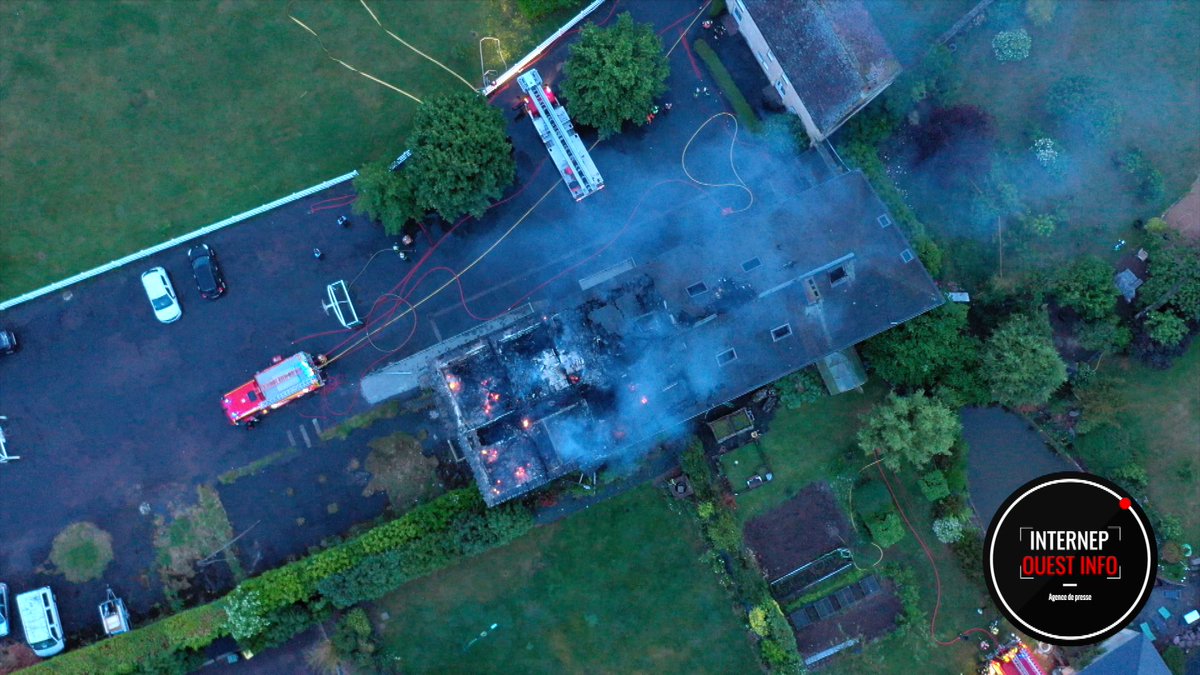 AntoineSnts's tweet photo. ⚡️🔥 Ce soir les pompiers du @SDIS14 sont toujours sur place à #Troarn dans le #Calvados. Le #SDIS14 a réussi à circonscrire l’incendie provoqué par un impact de #foudre.

📸 Images drone à 22h : © Internep / Correspondants @TF1Info en #Normandie 

#Météo #Orage #AlerteOrange https://t.co/8lkuaOzEF3