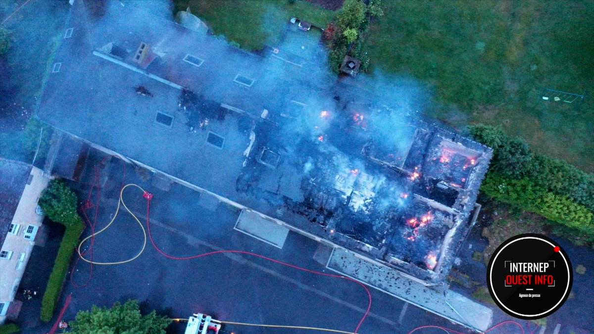 AntoineSnts's tweet photo. ⚡️🔥 Ce soir les pompiers du @SDIS14 sont toujours sur place à #Troarn dans le #Calvados. Le #SDIS14 a réussi à circonscrire l’incendie provoqué par un impact de #foudre.

📸 Images drone à 22h : © Internep / Correspondants @TF1Info en #Normandie 

#Météo #Orage #AlerteOrange https://t.co/8lkuaOzEF3