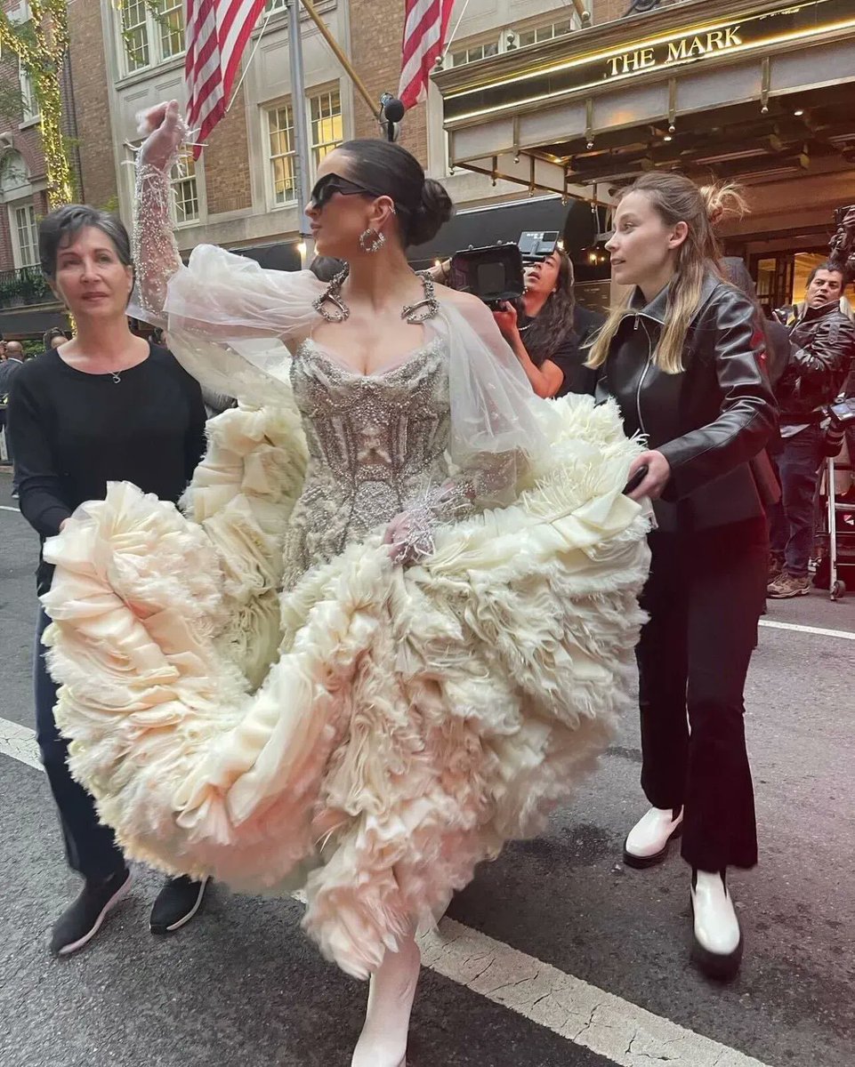 MatteStories's tweet photo. #SundayStyleIcon | Last week, @rosalia took to the #MetGala in this gorgeous Givenchy look. In honour of her latest album #MOTOMAMI dropping, we've gathered some of our fav eye-catching #Rosalia looks.
#FashionInspo #RosaliaStyle #StyleIcon https://t.co/FmJnIL200v